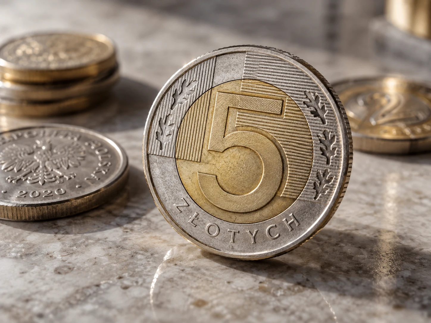 Starannie ułożone monety kolekcjonerskie na marmurowym blacie